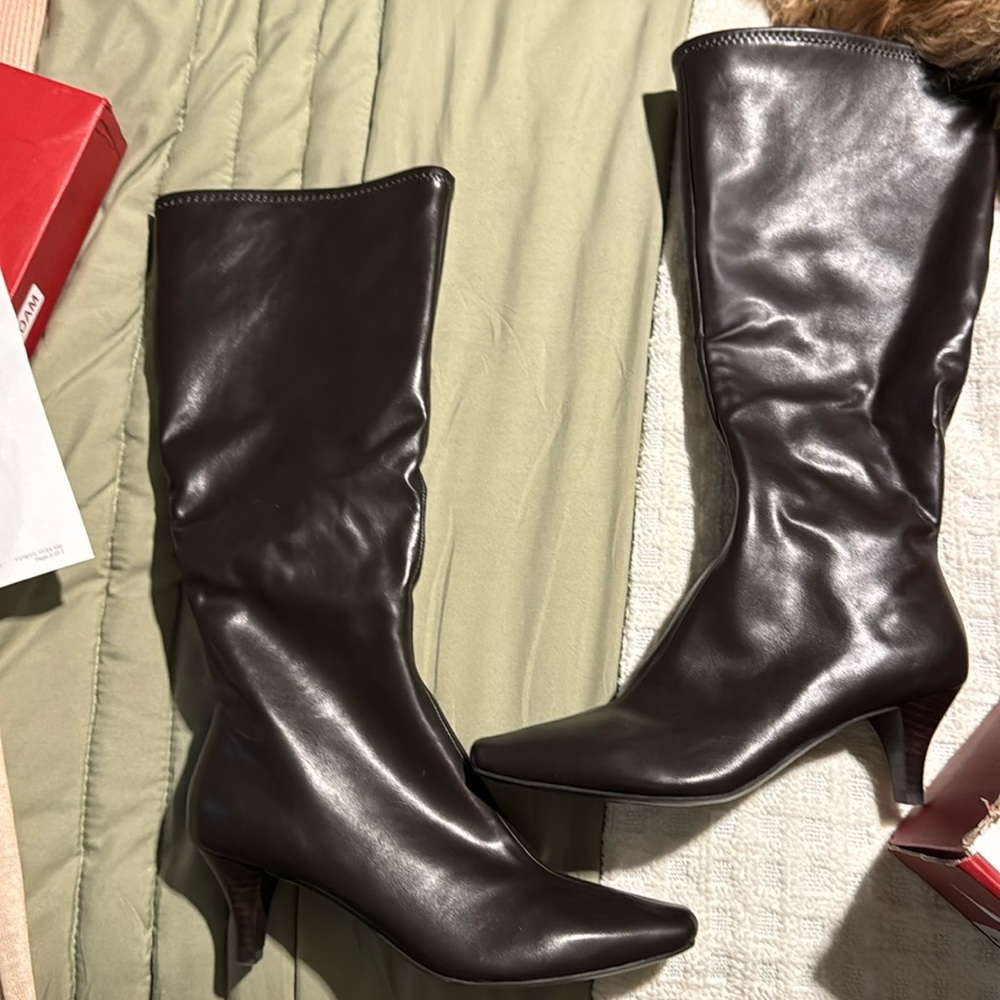 Brown kitten heels boots